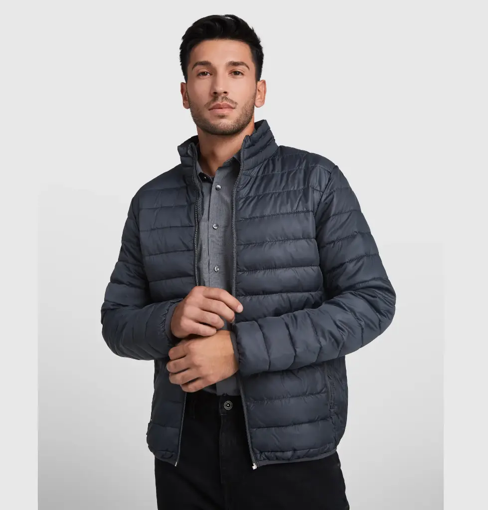 CHAQUETA FINLAND · ACOLCHADO · HIDROFUGADO · CORTAVIENTOS · TACTO PLUMA